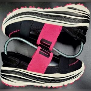 UGG Slingback Runner Sneaker Sandal Sz 7 Women Black/Pink/White New